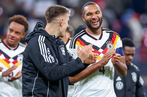 Nico Schlotterbeck (l.) und Jonathan Tah freuen sich nach dem Sieg des DFB-Teams