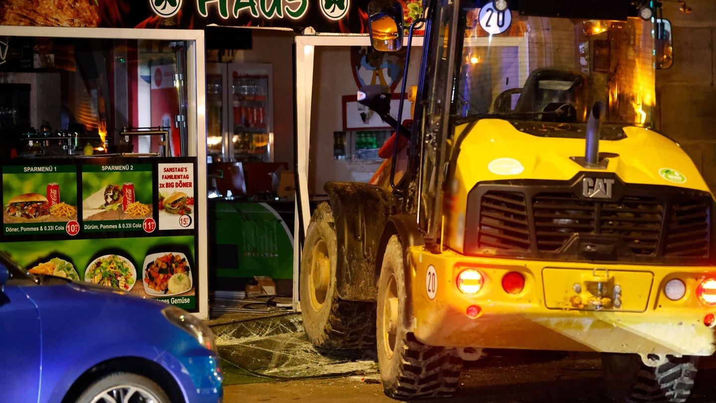 Nachdem der Radlader auch einen Imbiss beschädigt hatte, wurde der Verdächtige noch am Tatort festgenommen. Foto: David Oßwald/N