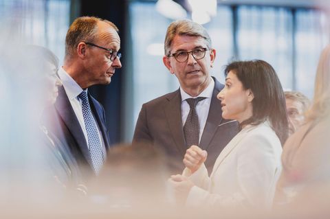 Wolfram Weimer mit Friedrich Merz und Katherina Reiche