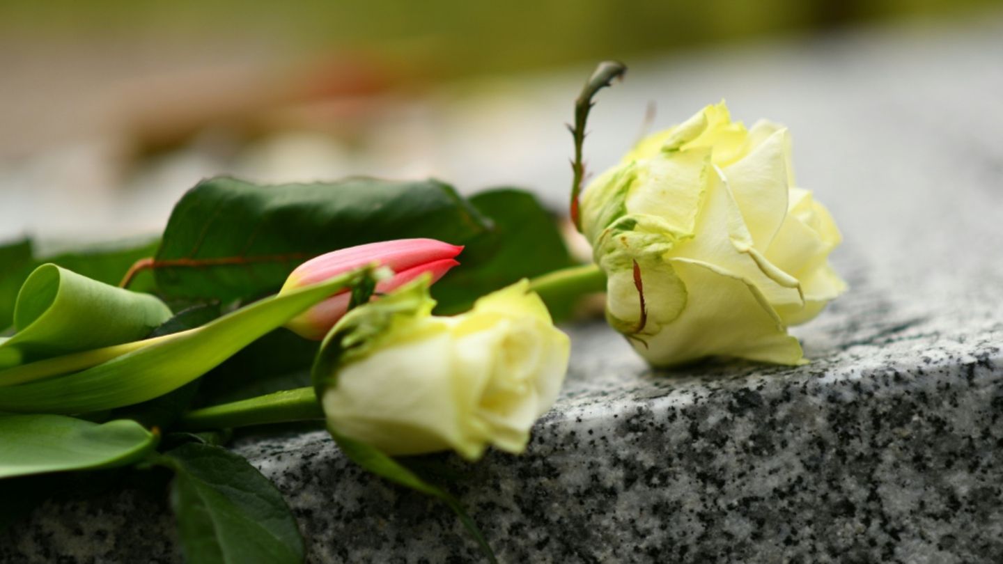 Blumen auf Grabstein