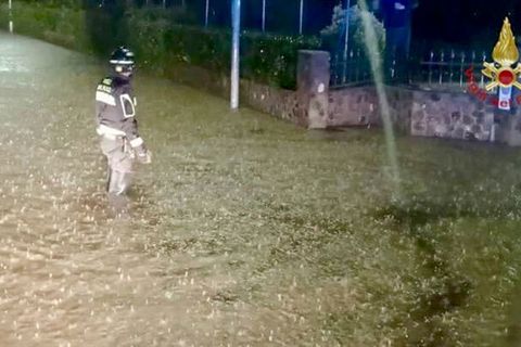 In der Region hatte es in den vergangenen Tagen heftig geregnet. Zahlreiche Straßen sind überschwemmt. Viele Keller stehen unter