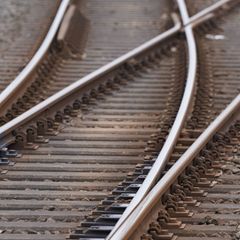 Eine Frau ist am Bahnhof Göppingen von einem einfahrenden Zug erfasst worden. (Symbolbild) Foto: Marcus Brandt/dpa