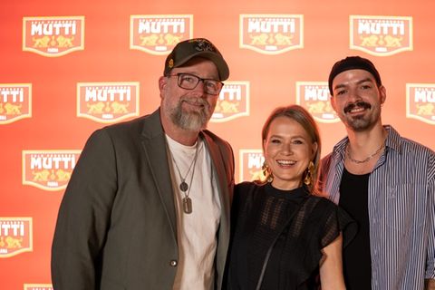 Brian Bojsen, Nova Meierhenrich und Manuel Struck (v.l.n.r.) auf dem immersiven Dinner-Event in Hamburg.