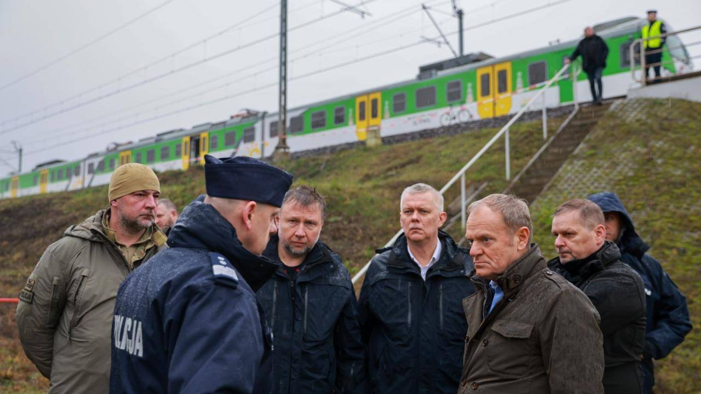 Polen Bahnstrecke Explosion: Polens Regierungschef Donald Tusk an einer Bahnstrecke