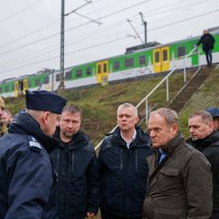 Polen Bahnstrecke Explosion: Polens Regierungschef Donald Tusk an einer Bahnstrecke