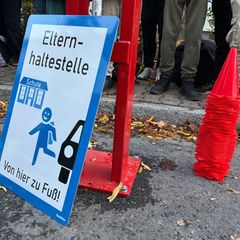 In der Nähe der Schulstraßen werden auch Parkplätze für Elterntaxis eingerichtet. Foto: Michael Brandt/dpa