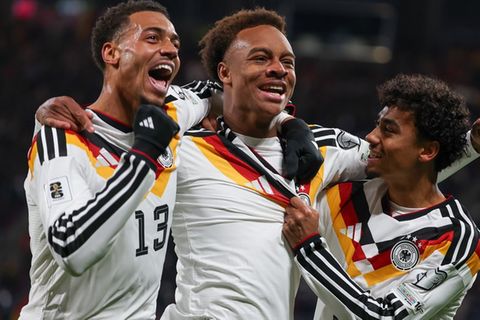 Assan Ouédraogo (M.) bejubelt sein Tor bei seinem DFB-Debüt gegen die Slowakei.