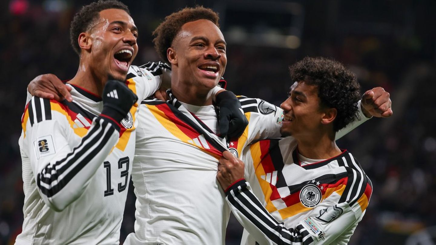 Assan Ouédraogo (M.) bejubelt sein Tor bei seinem DFB-Debüt gegen die Slowakei.