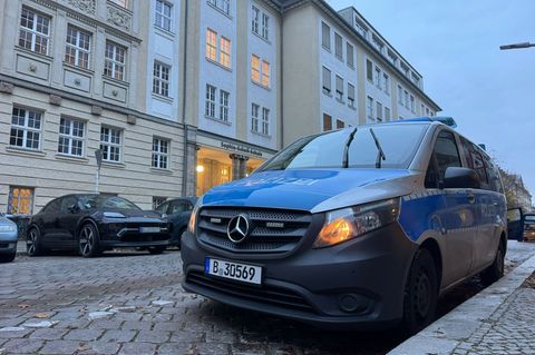 Die Berliner Polizei ermittelt wegen der falschen Terrorwarnung gegen Schulen weiter. Foto: Sven Käuler/dpa