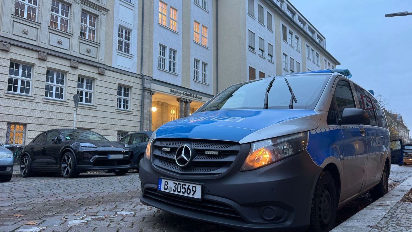 Die Berliner Polizei ermittelt wegen der falschen Terrorwarnung gegen Schulen weiter. Foto: Sven Käuler/dpa