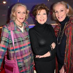 Bei der Roncalli ARTistART-Premiere am 24. Oktober nahmen Alice (l.) und Ellen Kessler ihre Freundin Carolin Reiber noch strah