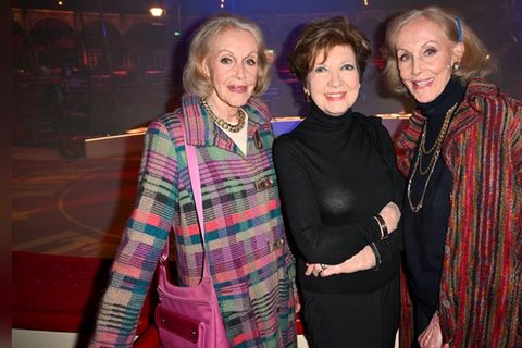 Bei der Roncalli ARTistART-Premiere am 24. Oktober nahmen Alice (l.) und Ellen Kessler ihre Freundin Carolin Reiber noch strah