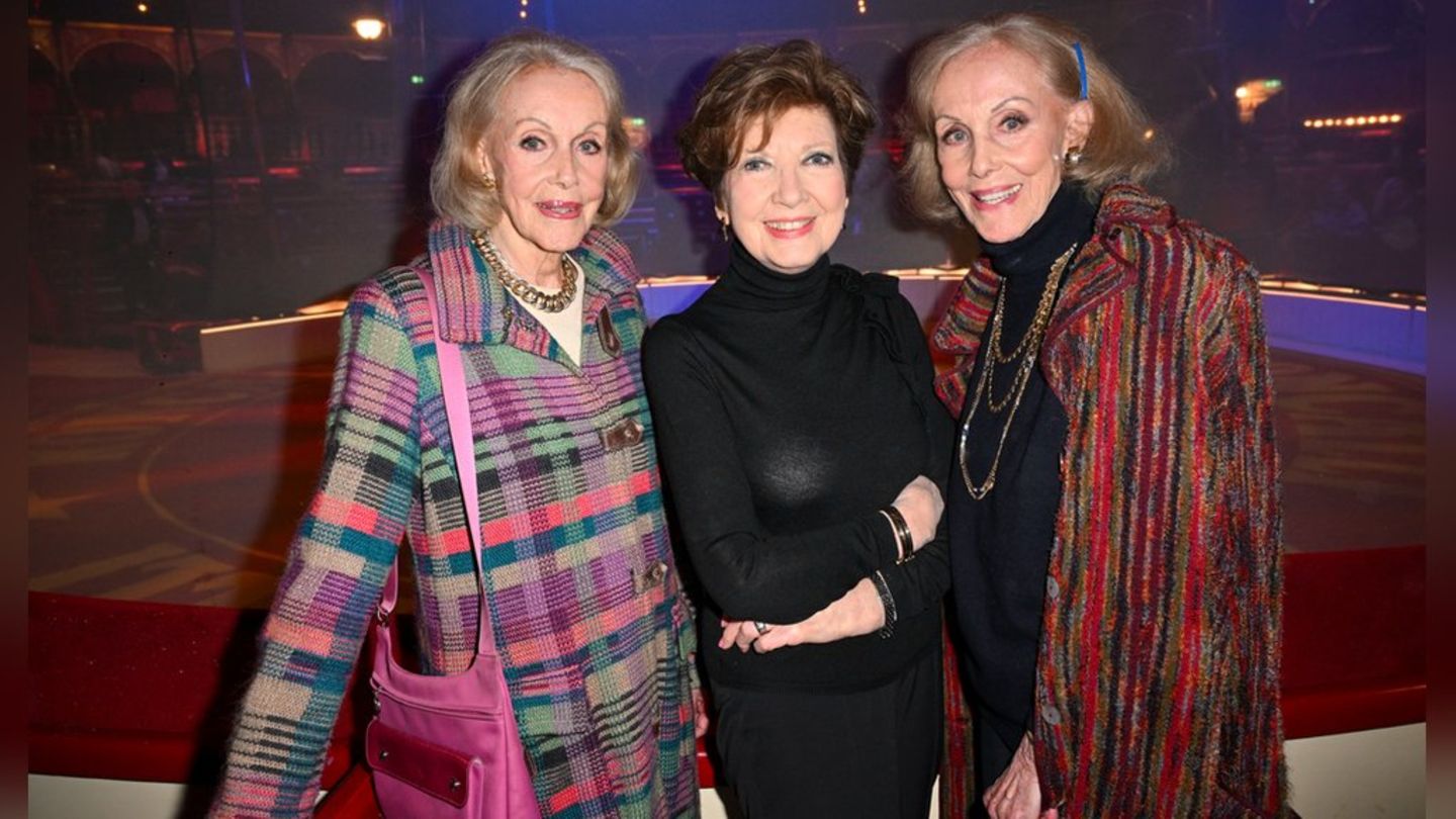 Bei der Roncalli ARTistART-Premiere am 24. Oktober nahmen Alice (l.) und Ellen Kessler ihre Freundin Carolin Reiber noch strah