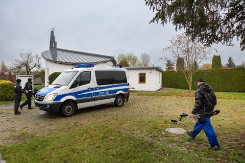 Am Tag nach dem tödlichen Messerangriff in Bad Kleinen waren Polizeibeamte dort mit Metalldetektoren unterwegs. (Archivbild) Fot