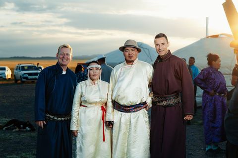 Dolgormaa und Otgonbayar heiraten in der Wüste Gobi. Foto: -/ARD/dpa