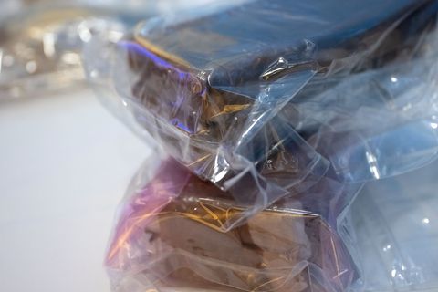 Polizisten entdeckten die Drogen in einer Schachtel im Wagen. (Symbolbild) Foto: Sven Hoppe/dpa