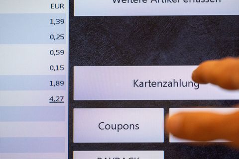 Laut Commerzbank wird bargeldloses Zahlen in Hamburg zunehmend beliebter. (Illustration) Foto: Leonie Asendorpf/dpa