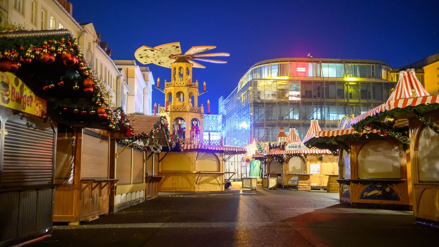 Am Donnerstag soll der Magdeburger Weihnachtsmarkt eigentlich öffnen - doch es gibt noch Debatten um die Sicherheit. (Archivbild