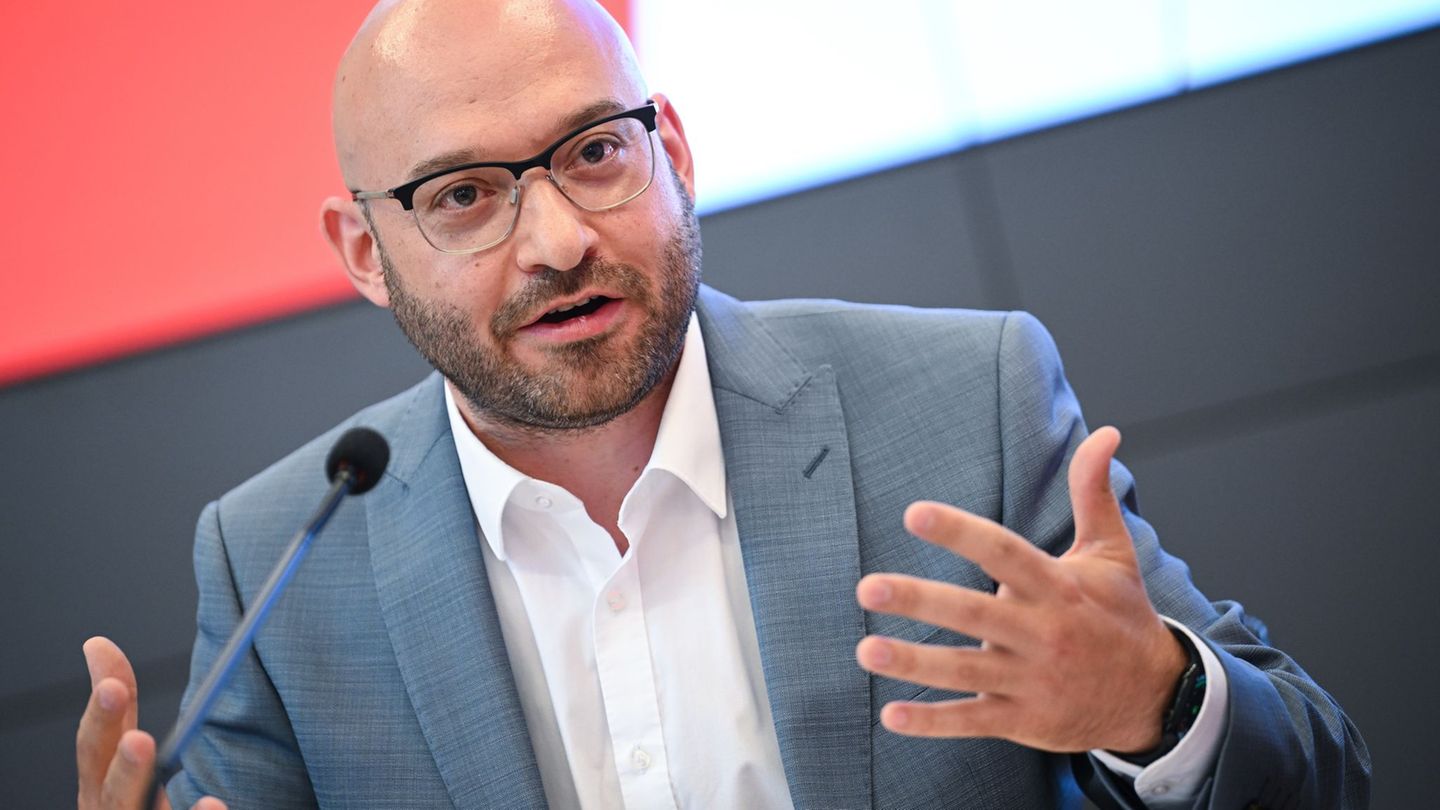 Der Innenminister war parteilos, nun ist er Mitglied in der SPD. (Archivbild) Foto: Britta Pedersen/dpa