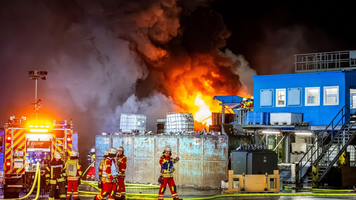 Der Brandgeruch war weit über die Grenzen von Flensburg hinaus feststellbar. Foto: Benjamin Nolte/dpa