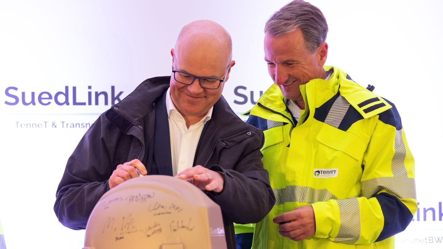 In Nortorf wurde der Grundstein für den Stromkonverter Wilster gelegt - Tobias Goldschmidt und Thorsten Dietz unterschrieben auf