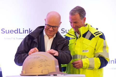 In Nortorf wurde der Grundstein für den Stromkonverter Wilster gelegt - Tobias Goldschmidt und Thorsten Dietz unterschrieben auf