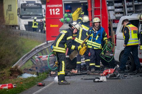 Bei dem Unfall starben vier Menschen. Foto: Harald Tittel/dpa