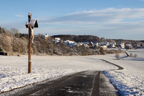 Fast schon ein Winterwunderland? Schnee am Morgen auf der Schwäbischen Alb. Foto: Thomas Warnack/dpa