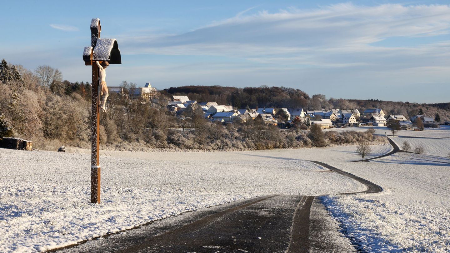 Fast schon ein Winterwunderland? Schnee am Morgen auf der Schwäbischen Alb. Foto: Thomas Warnack/dpa