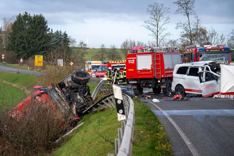 Rheinland-Pfalz: Ein Lastwagen liegt nach einem Frontalzusammenstoß mit einem Kleinbus hinter der Leitplanke an einem Abhang