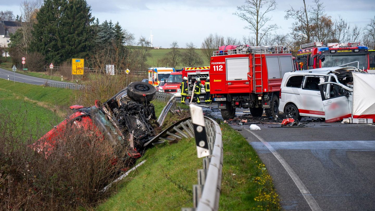 Rheinland-Pfalz: Ein Lastwagen liegt nach einem Frontalzusammenstoß mit einem Kleinbus hinter der Leitplanke an einem Abhang