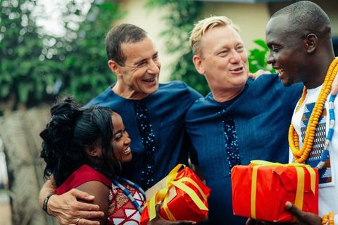 Kai Pflaume (2.v.l.) und Jens "Knossi" Knossalla (3.v.l.) mit Teilnehmern ihrer neuen Sendung, bei der sie Hochzeitsrituale ru