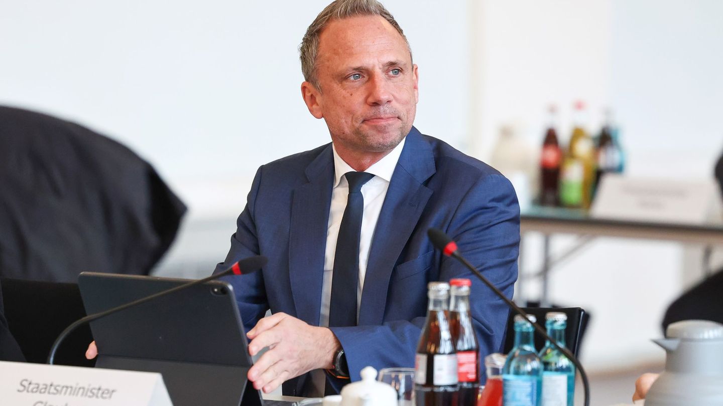 Umweltminister Thorsten Glauber (Freie Wähler) sieht den Hochwasserschutz in Bayern künftig besser aufgestellt. Foto: Daniel Löb