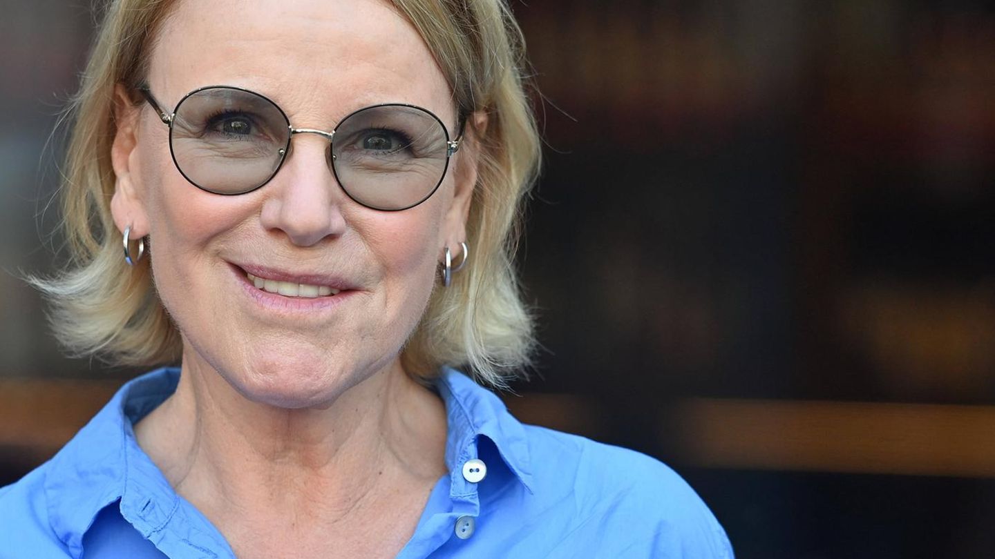 Mariele Millowitsch im blauen Hemd