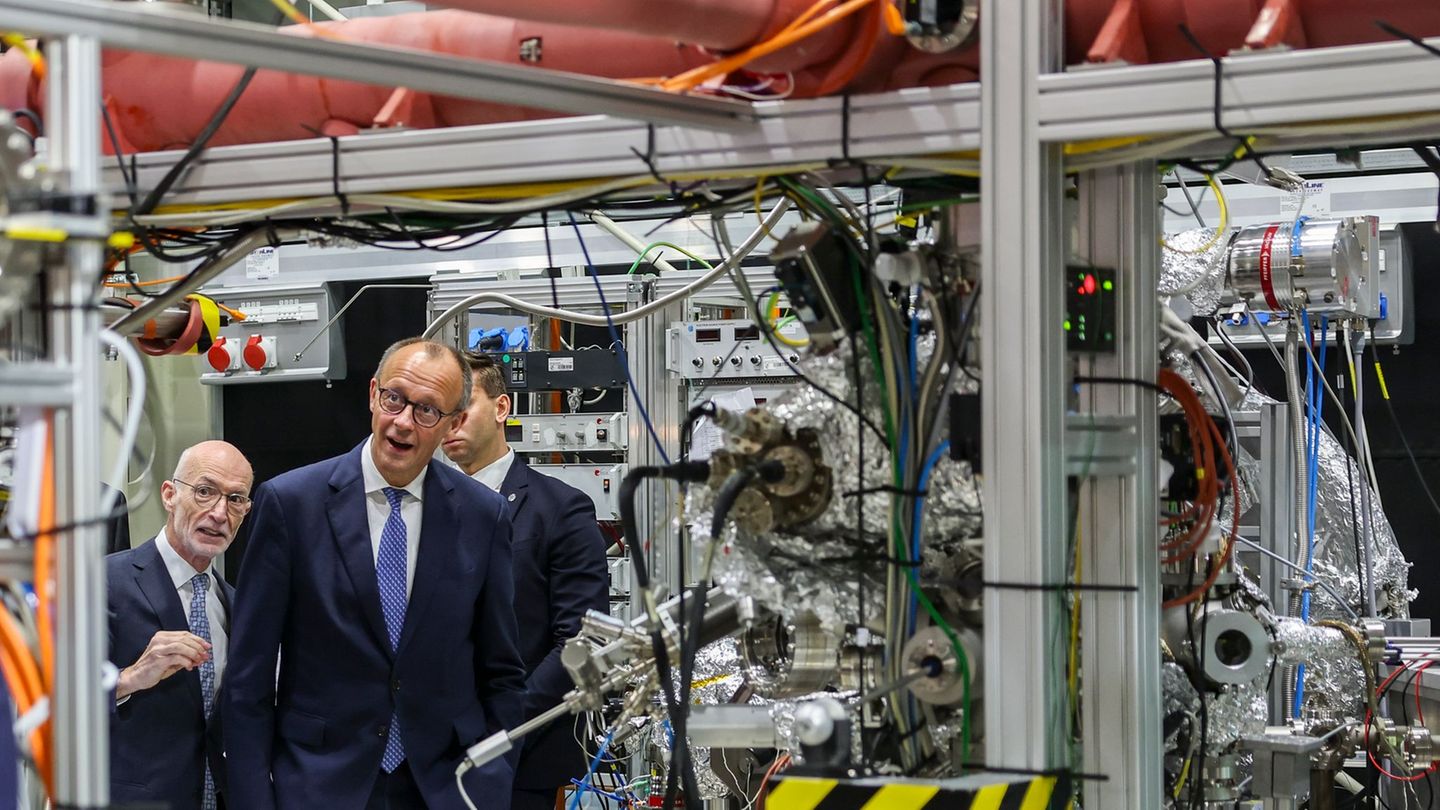 Bundeskanzler Friedrich Merz hat Neues über Sachsen-Anhalt gelernt. Foto: Jan Woitas/dpa