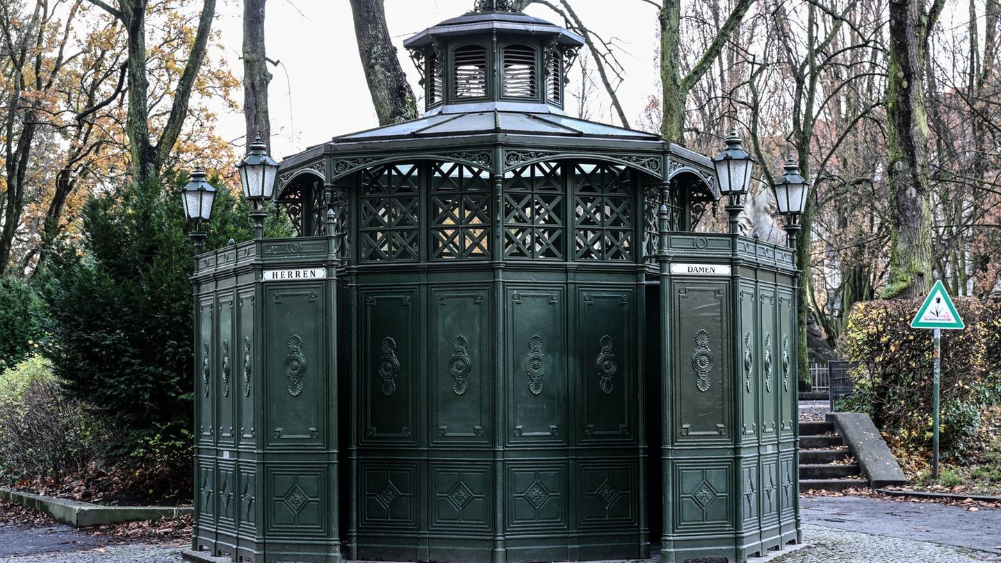 Früher waren die Cafés Achtecks nur für Männer, heute gibt es auch Klos für Frauen. Foto: Britta Pedersen/dpa