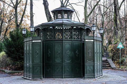 Früher waren die Cafés Achtecks nur für Männer, heute gibt es auch Klos für Frauen. Foto: Britta Pedersen/dpa
