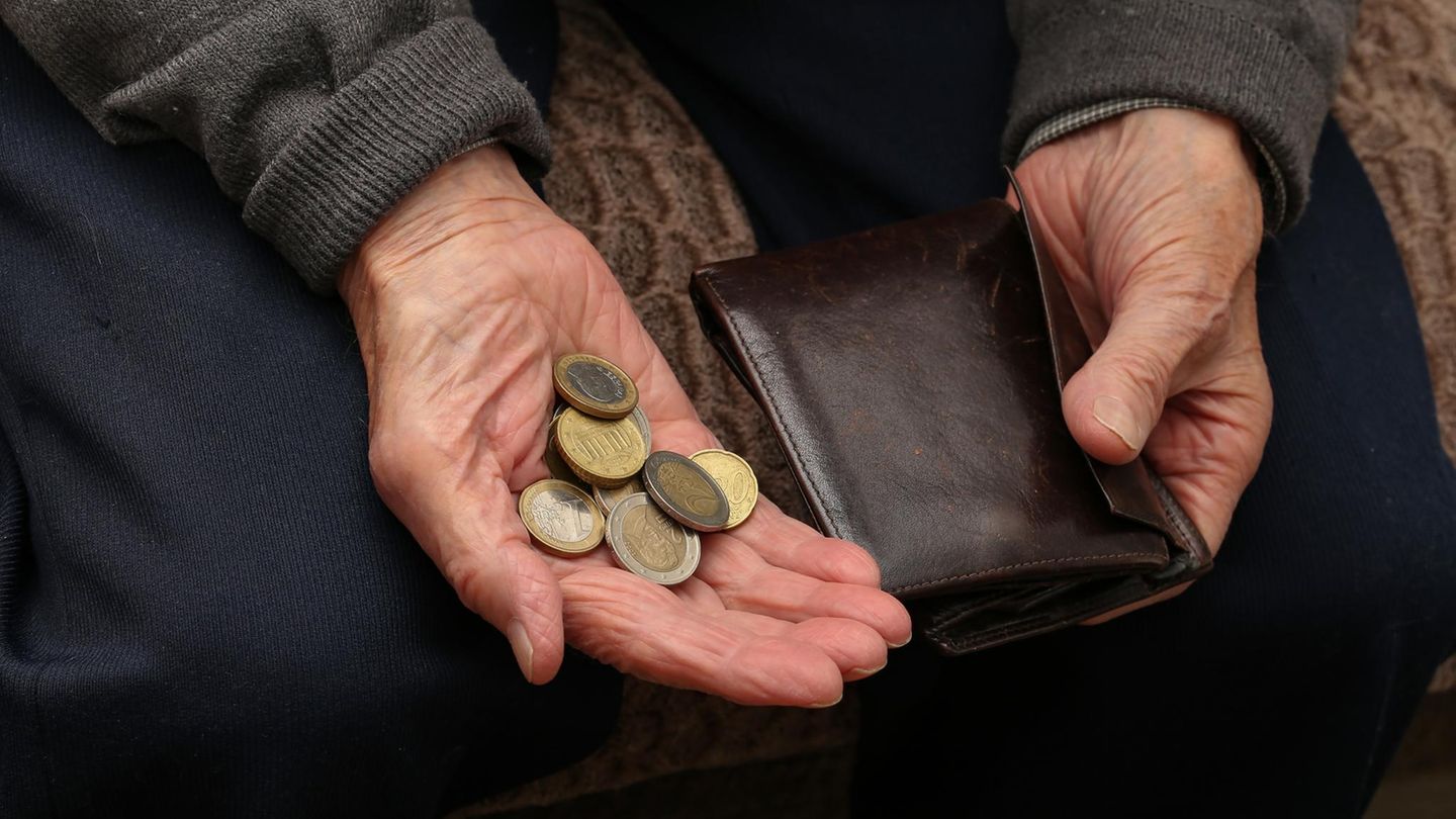 Reicht die Rente? Eine ältere Person hat Münzen in der Hand – und hält sie so, als würde sie das Geld zählen