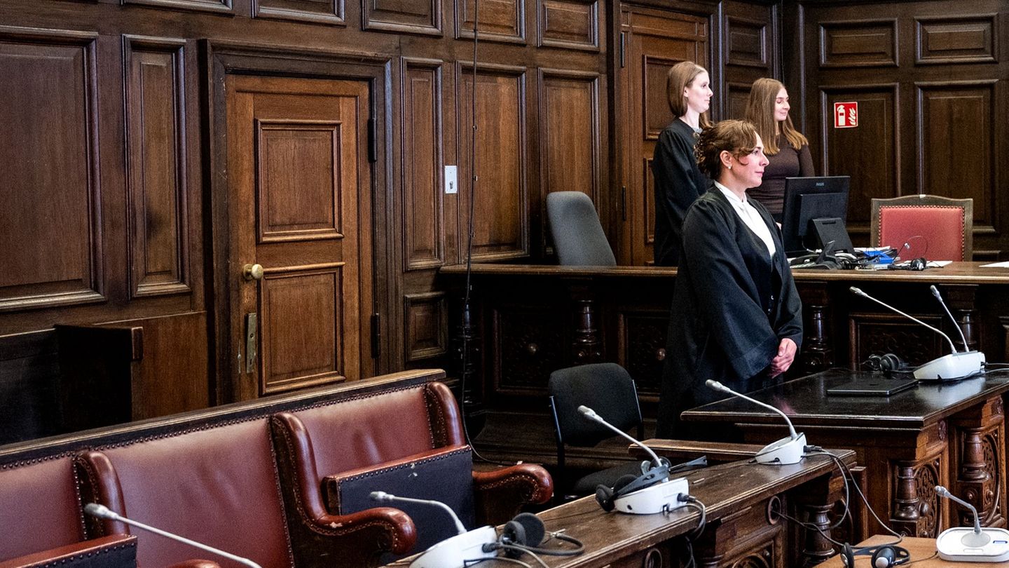Die Verteidigerin steht zunächst ohne ihre Mandantin im Gerichtsaal, weil die wahrscheinlich psychisch kranke Beschuldigte erst