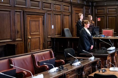 Die Verteidigerin steht zunächst ohne ihre Mandantin im Gerichtsaal, weil die wahrscheinlich psychisch kranke Beschuldigte erst