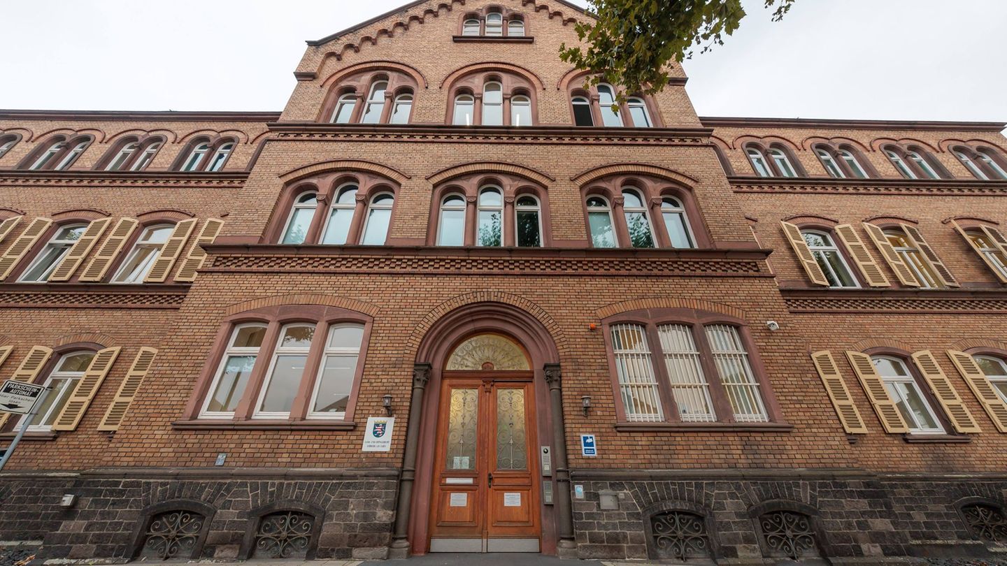 Das Urteil des Landgerichts Limburg gegen einen 20-jährigen Mann, dem unter anderem die Vorbereitung einer schweren staatsgefähr