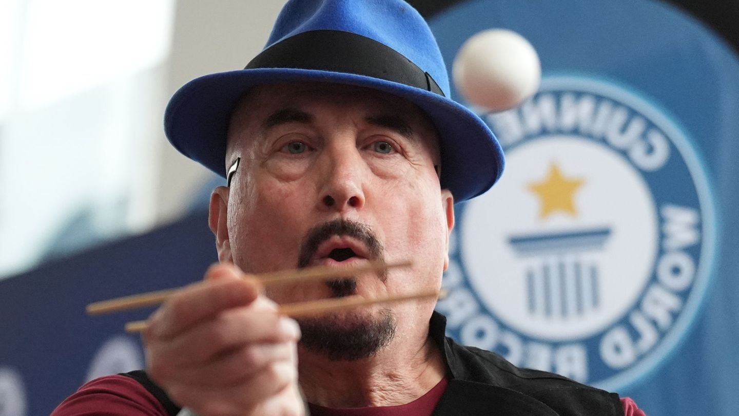 Joe Alexander fing elf Eier mit Essstäbchen. Foto: Marcus Brandt/dpa