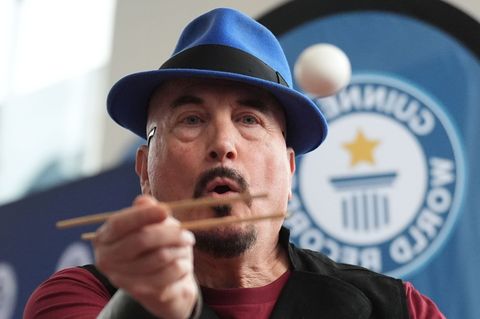 Joe Alexander fing elf Eier mit Essstäbchen. Foto: Marcus Brandt/dpa