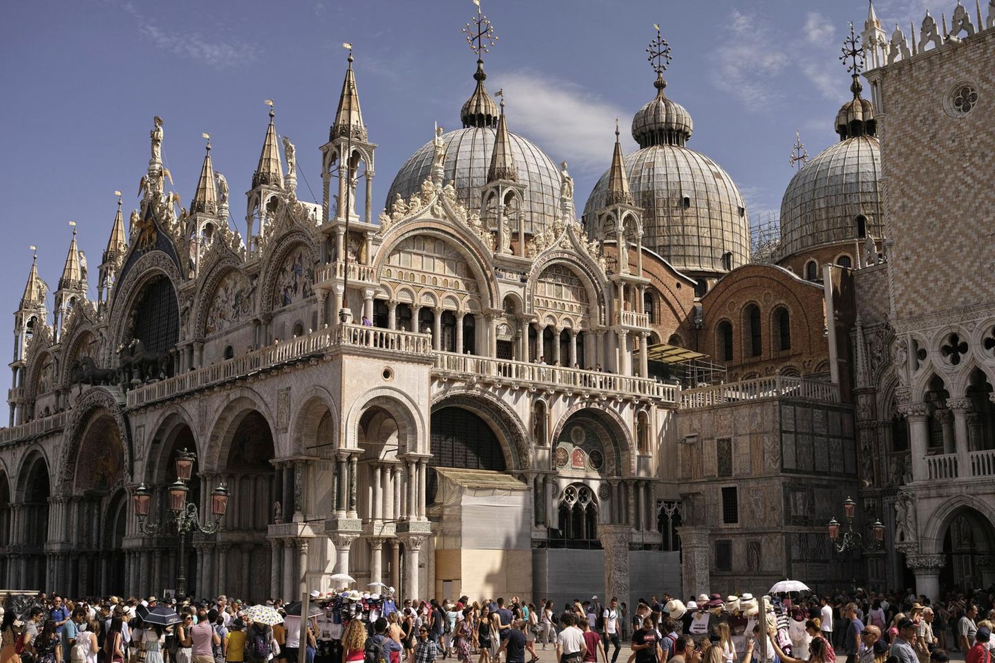Menschenmenge vor altem, großem Gebäude