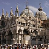 Menschenmenge vor altem, großem Gebäude