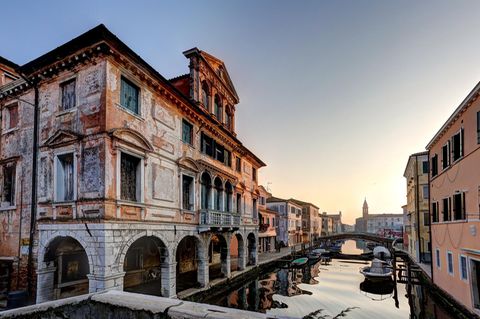 Alte Häuser entlang eines Kanals