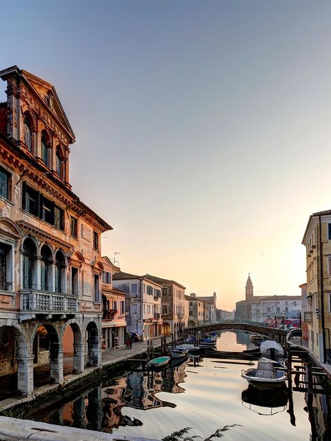 Alte Häuser entlang eines Kanals