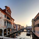 Alte Häuser entlang eines Kanals