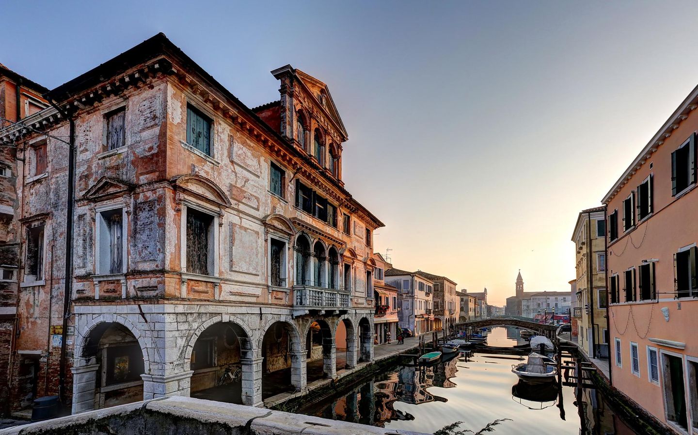 Alte Häuser entlang eines Kanals