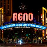 Leuchtendes Straßenschild mit Menschen im Hintergrund in Reno